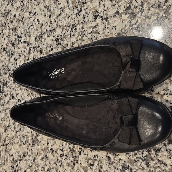 WALKING CRADLES FAWN SLIP-ON LEATHER FLATS. SIZE 7B. - Picture 6 of 9
